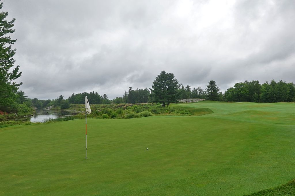 10th Hole at Oviinbyrd Golf Club (322 Yard Par 4)